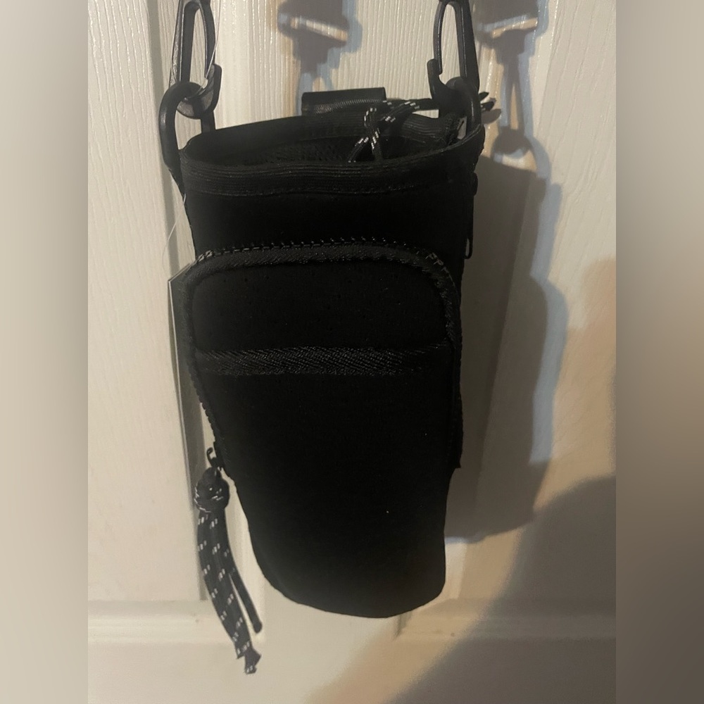 NWT No Boundaries Black Neoprene Crossbody Bucket Bag Tumbler Holder - Picture 7 of 11